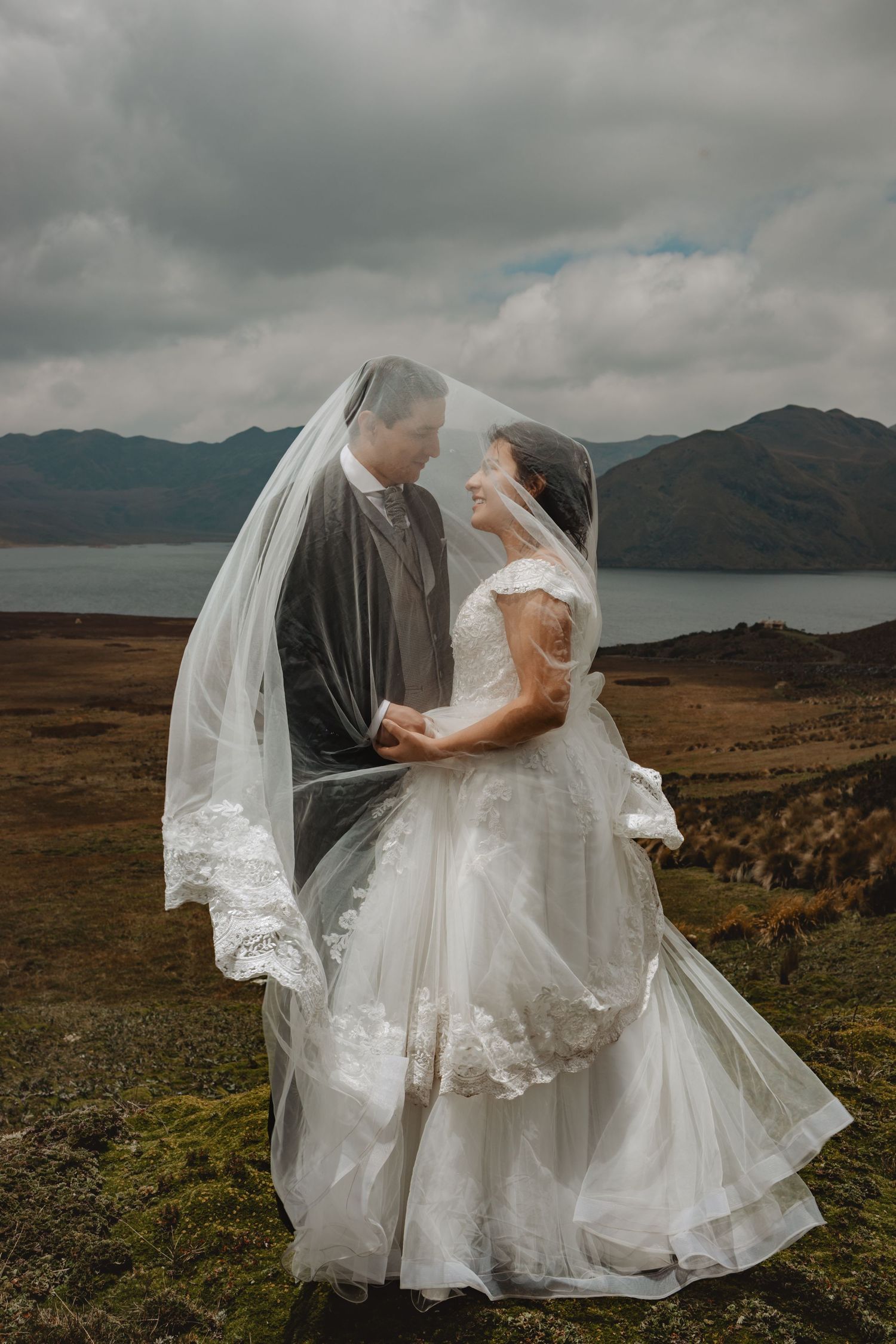 Bodas civiles, pre boda y eventos íntimos en Quito fotografiados con pasión y arte.
