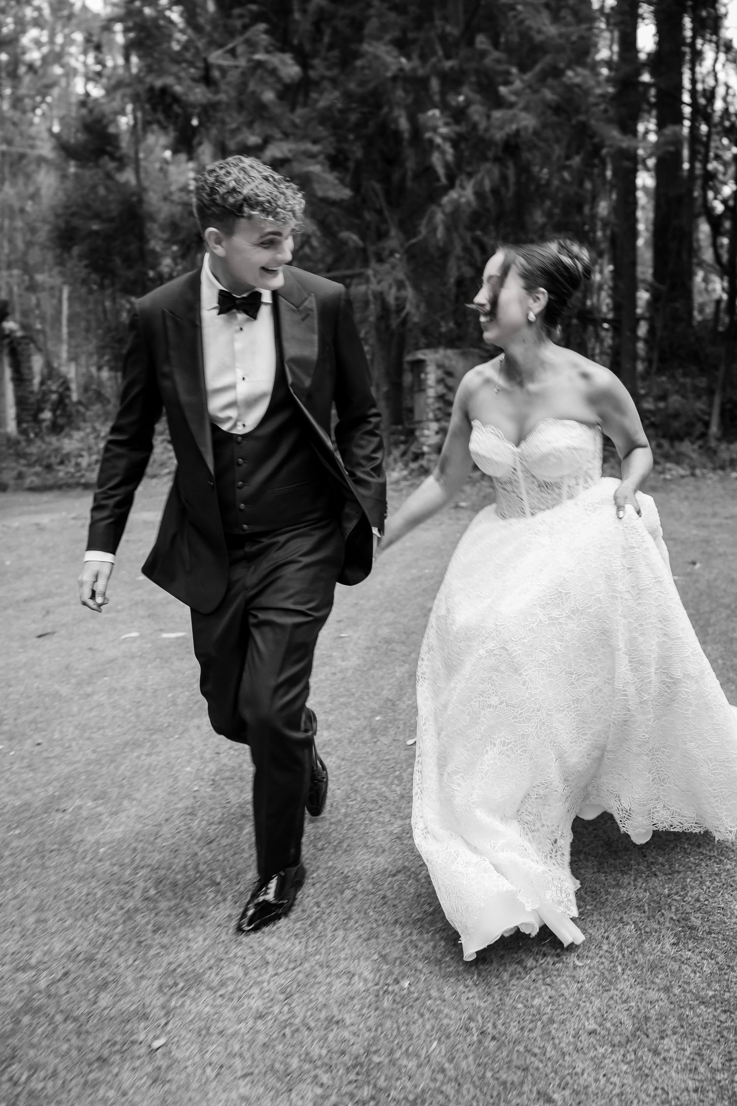 Emotivo retrato de novios durante su boda en Quito, Ecuador por fotógrafo profesional