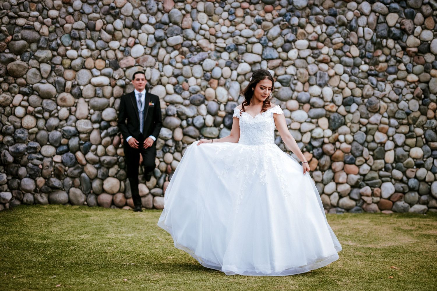 Novios en hacienda de Quito durante su boda organizada por wedding planner profesional