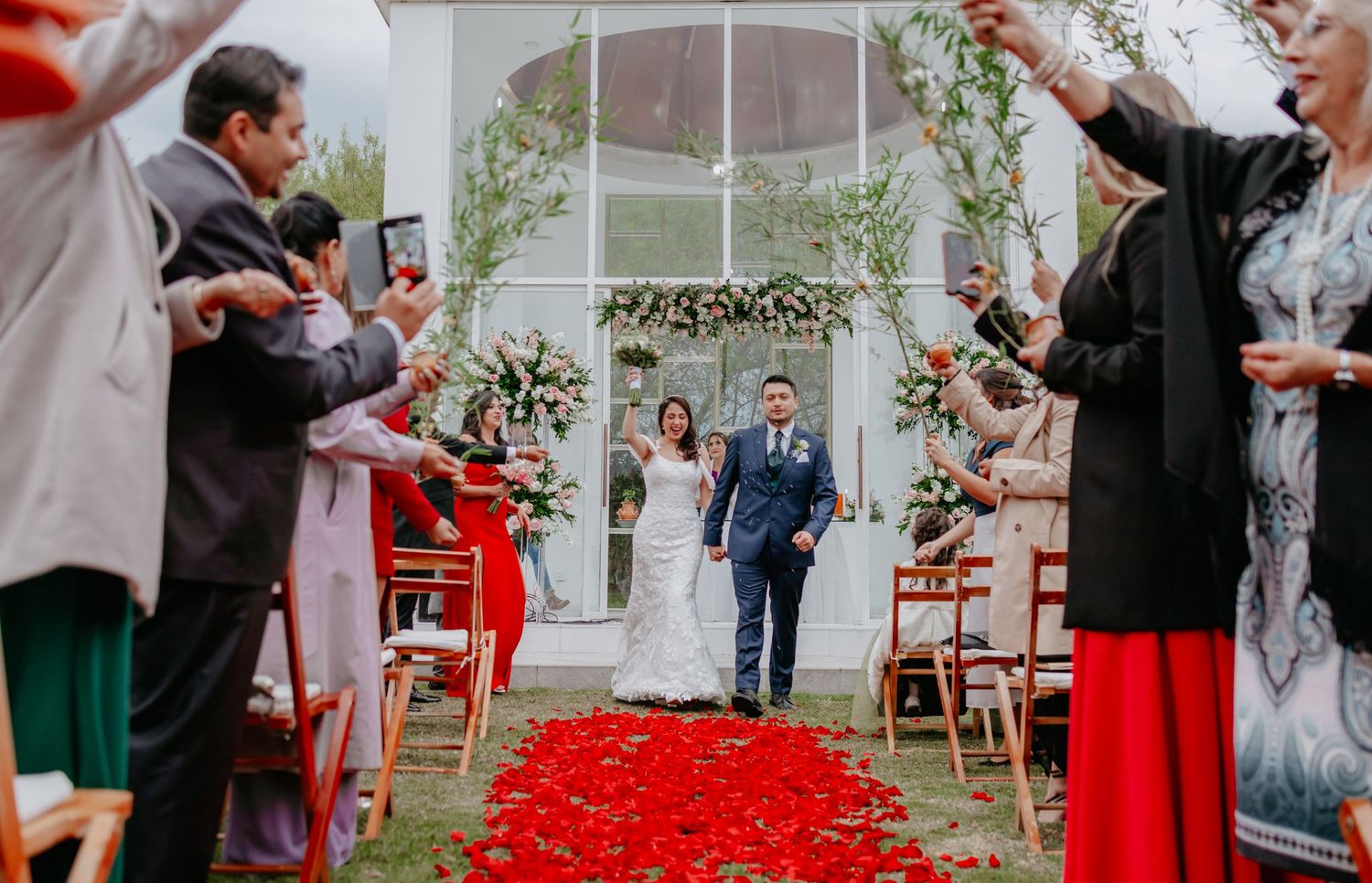 Servicio completo de fotografía para bodas en Quito con alianzas en catering y decoración.