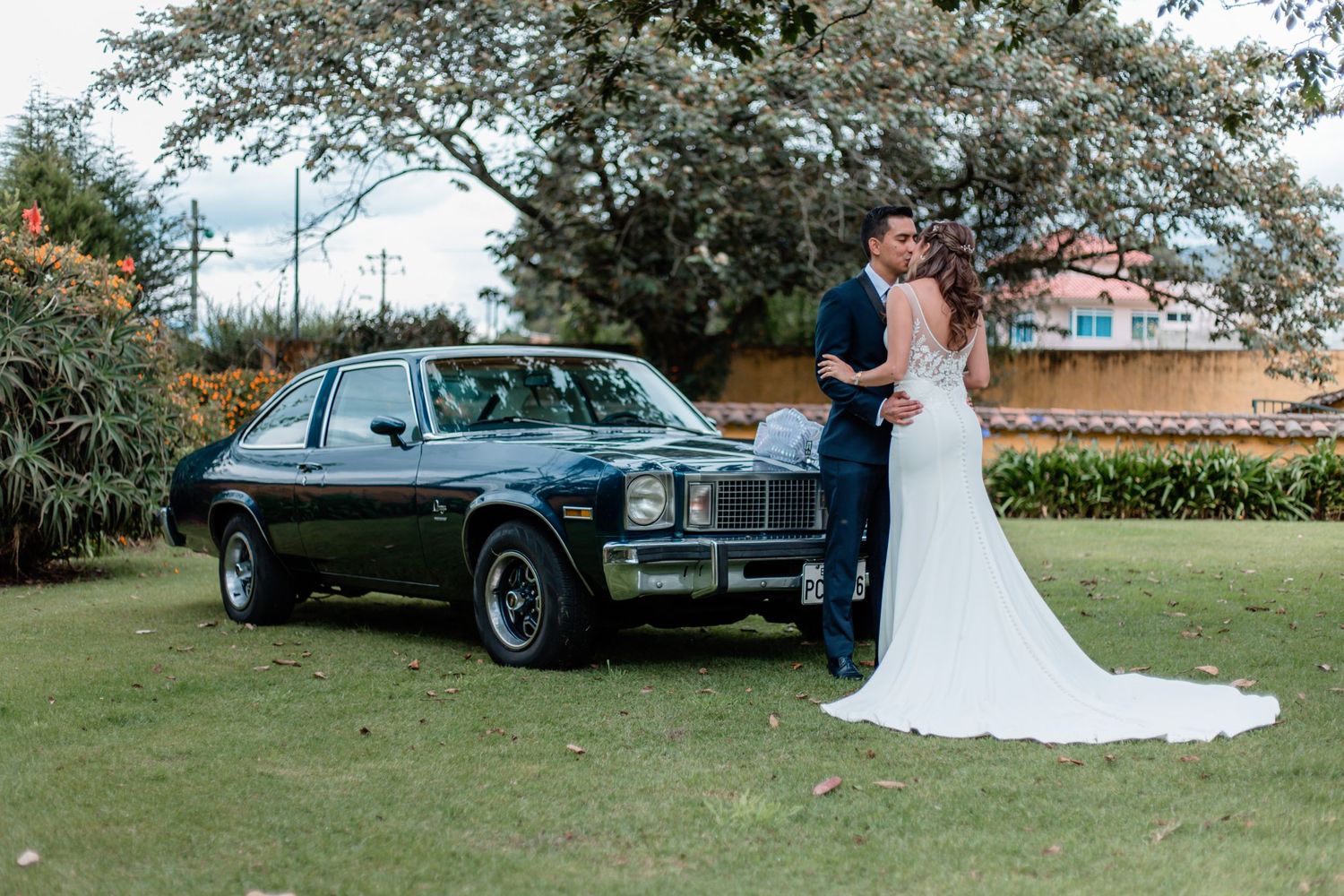 Servicio completo de fotografía para bodas en Quito con alianzas en catering y decoración.