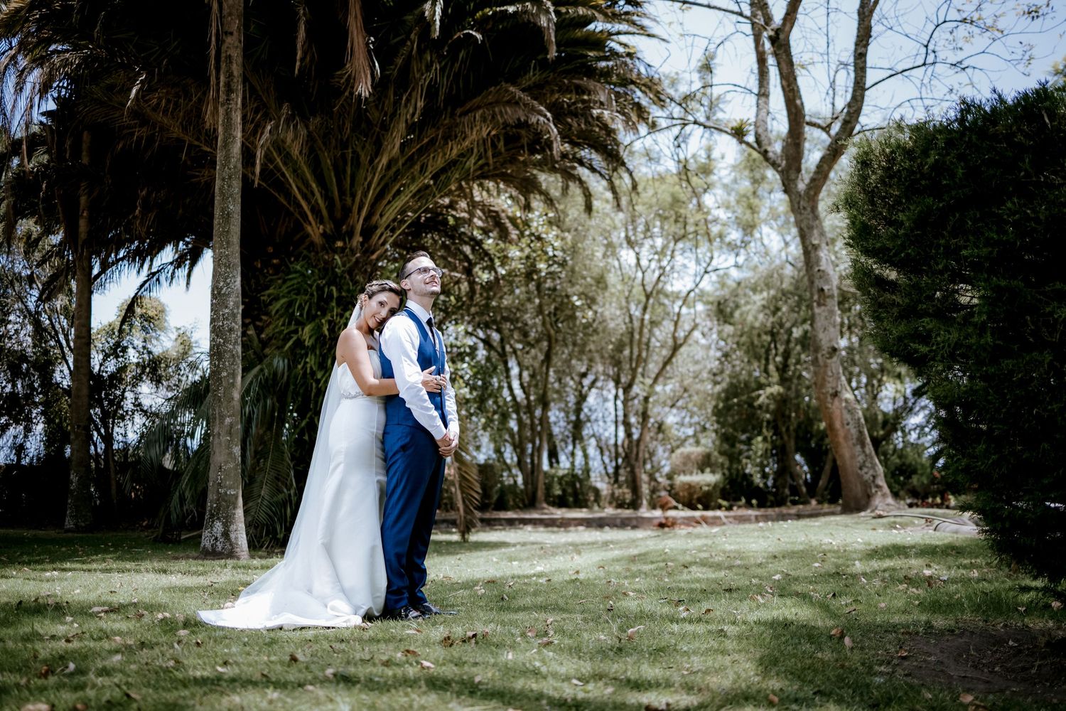 Pareja bailando bajo arreglos florales, boda organizada en Quinta de Quito