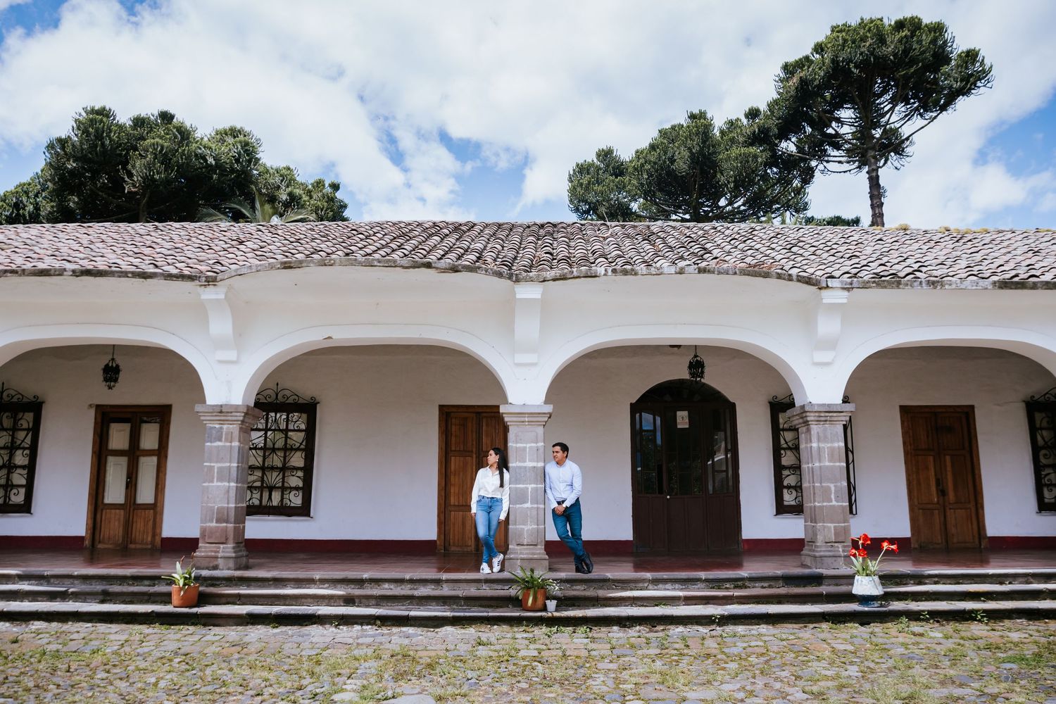 Servicio completo de fotografía para bodas en Quito con alianzas en catering y decoración.