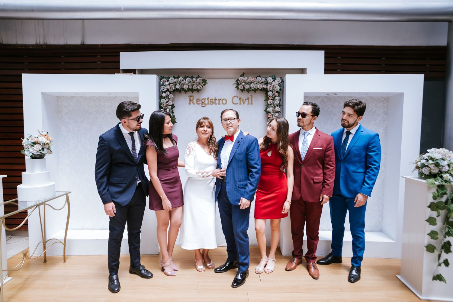 Emotivo beso de boda civil en Quito, fotografía profesional de bodas