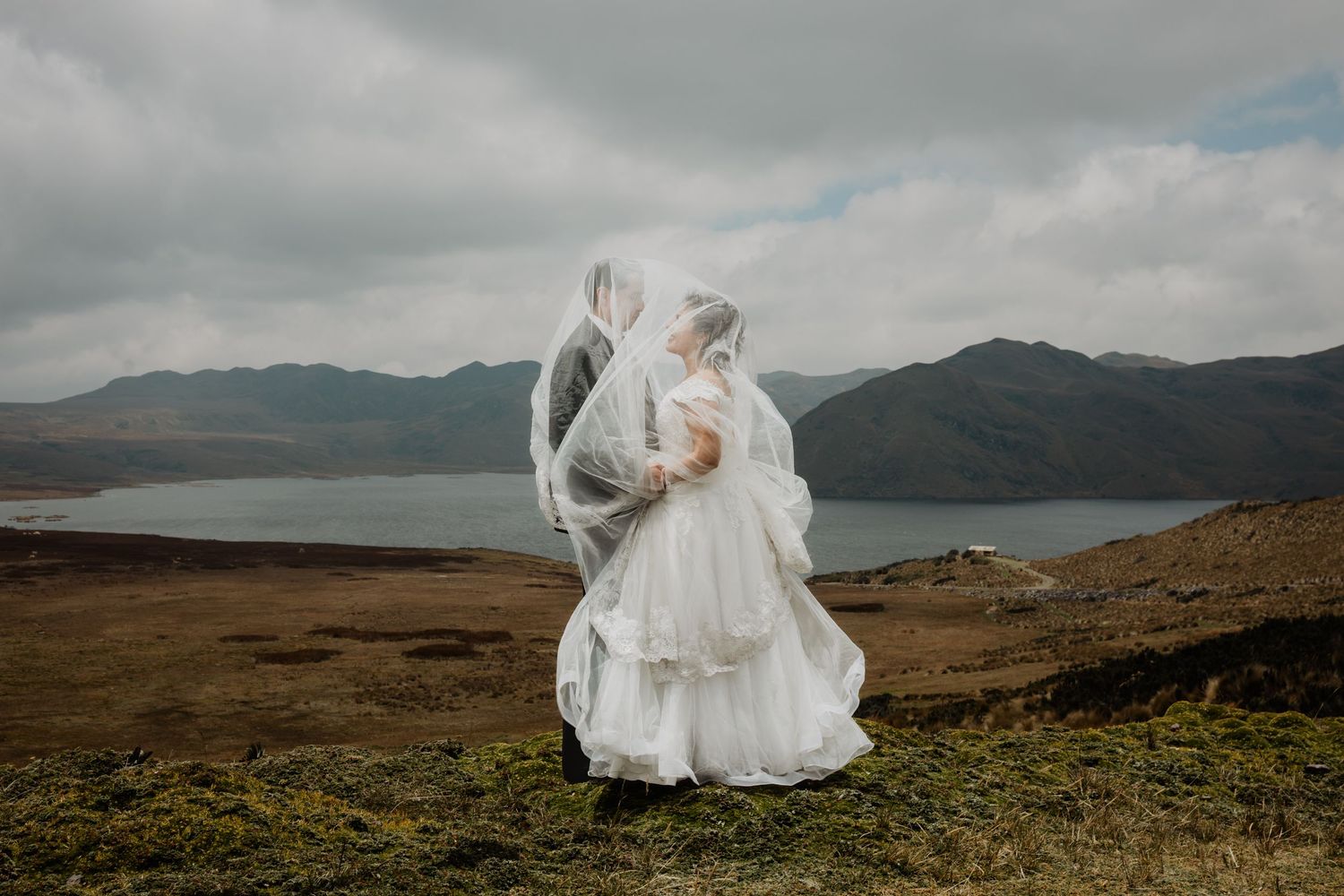 Bodas civiles, pre boda y eventos íntimos en Quito fotografiados con pasión y arte.