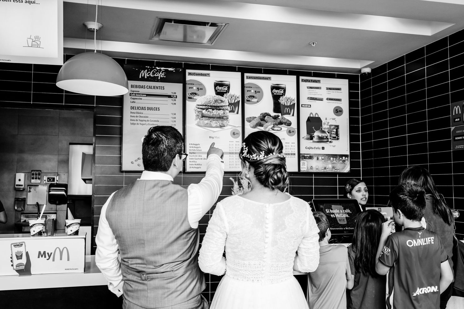 Pablo Andrade fotografiando una boda destino en Ecuador