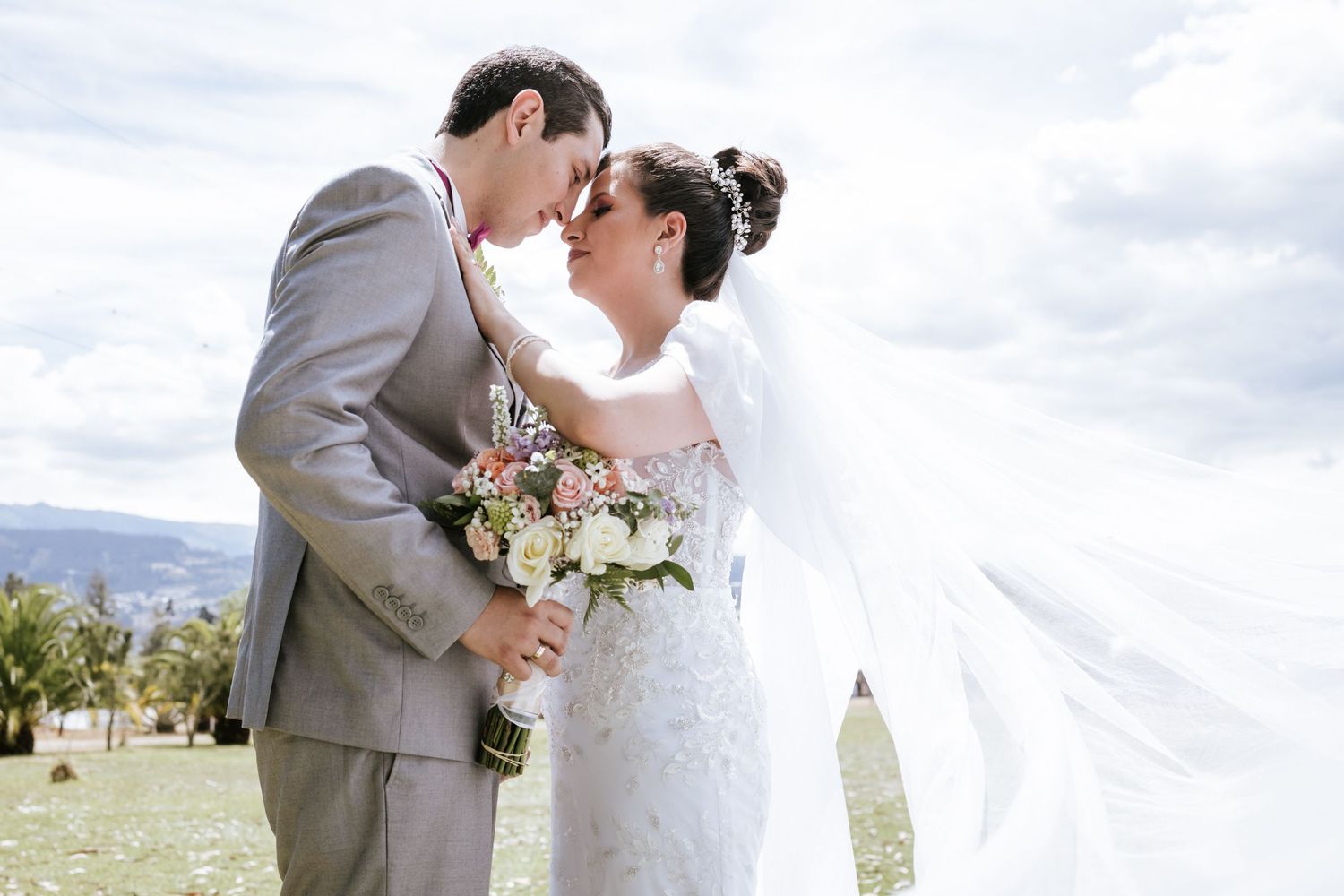 Pareja bailando bajo arreglos florales, boda organizada en Quinta de Quito