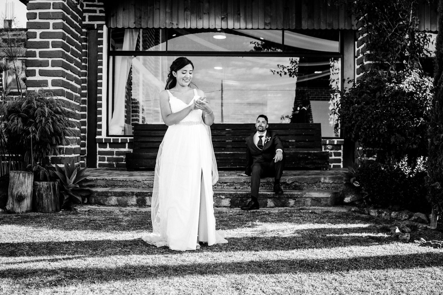 Novios en hacienda de Quito durante su boda organizada por wedding planner profesional