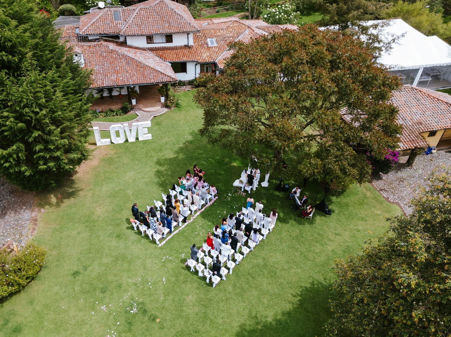 Fotografía de bodas destino en Quito y Ecuador con estilo emocional y documental