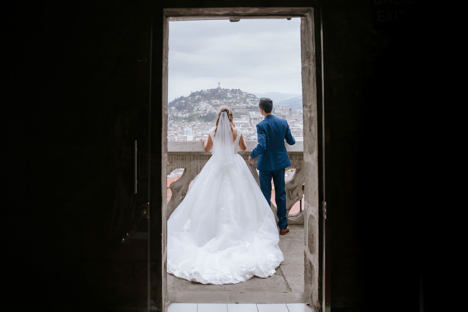 Fotografía de bodas destino en Quito y Ecuador con estilo emocional y documental