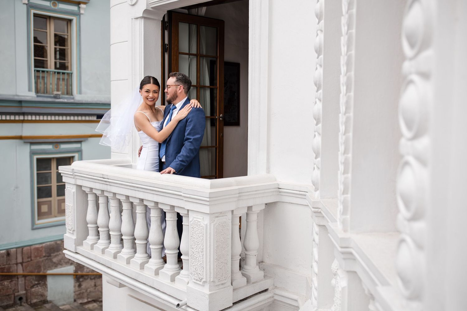 Emotivo retrato de novios durante su boda en Quito, Ecuador por fotógrafo profesional
