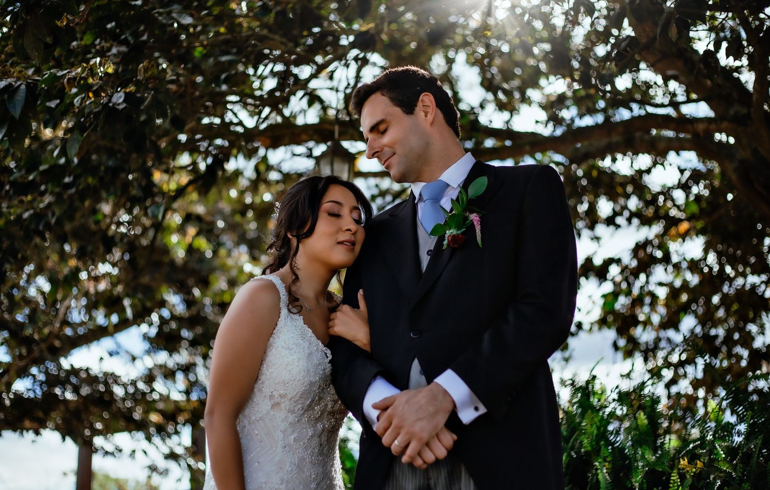 Servicio completo de fotografía para bodas en Quito con alianzas en catering y decoración.