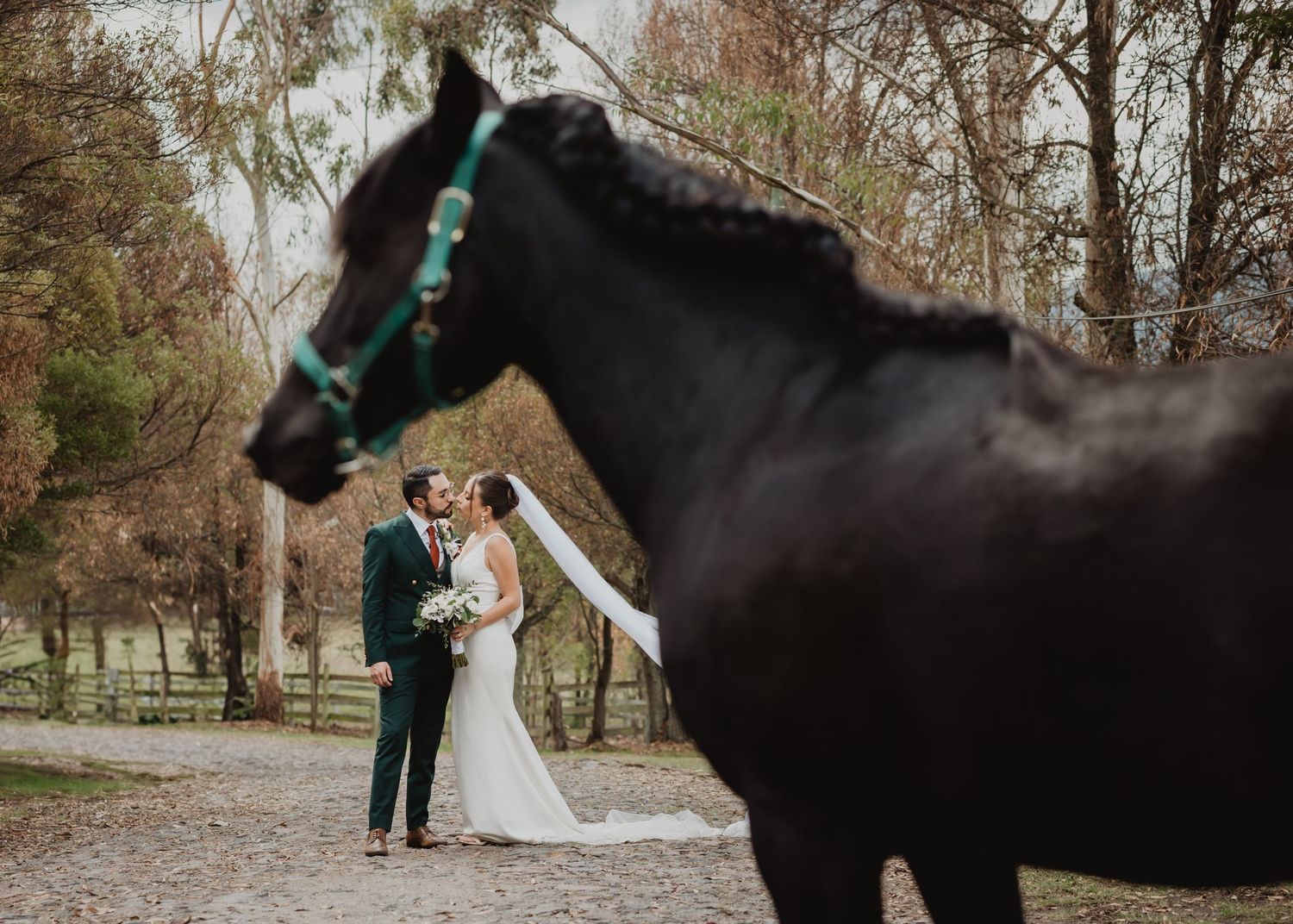 Emotivo retrato de novios durante su boda en Quito, Ecuador por fotógrafo profesional