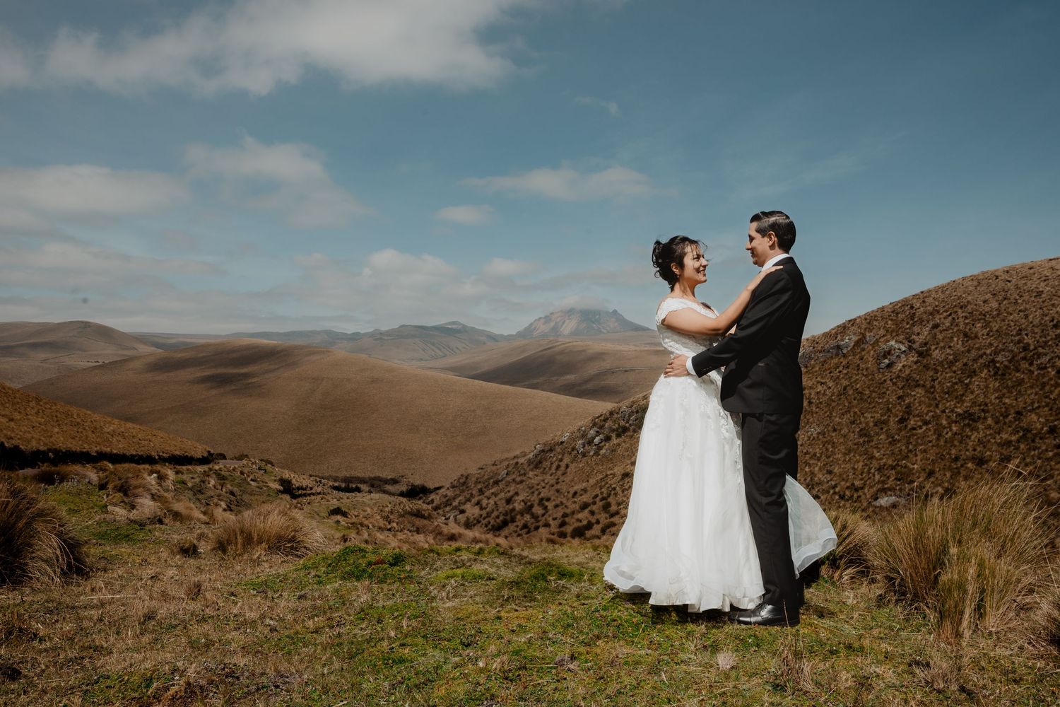 capturando bodas destino en Ecuador con estilo emocional, junto a organizadores de eventos.