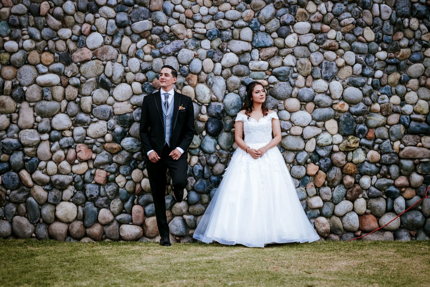 Novios en hacienda de Quito durante su boda organizada por wedding planner profesional