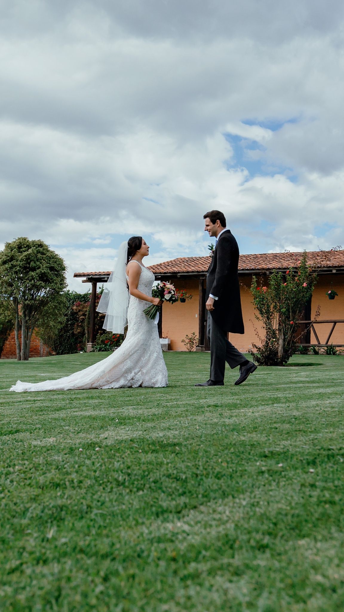 Servicio completo de fotografía para bodas en Quito con alianzas en catering y decoración.