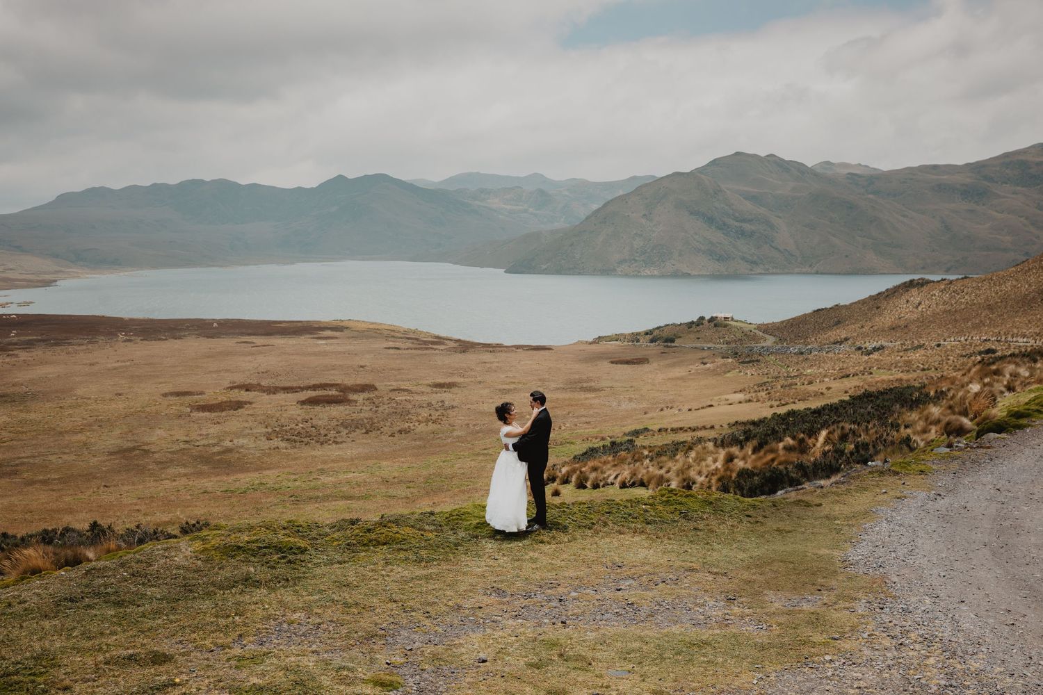 Bodas civiles, pre boda y eventos íntimos en Quito fotografiados con pasión y arte.