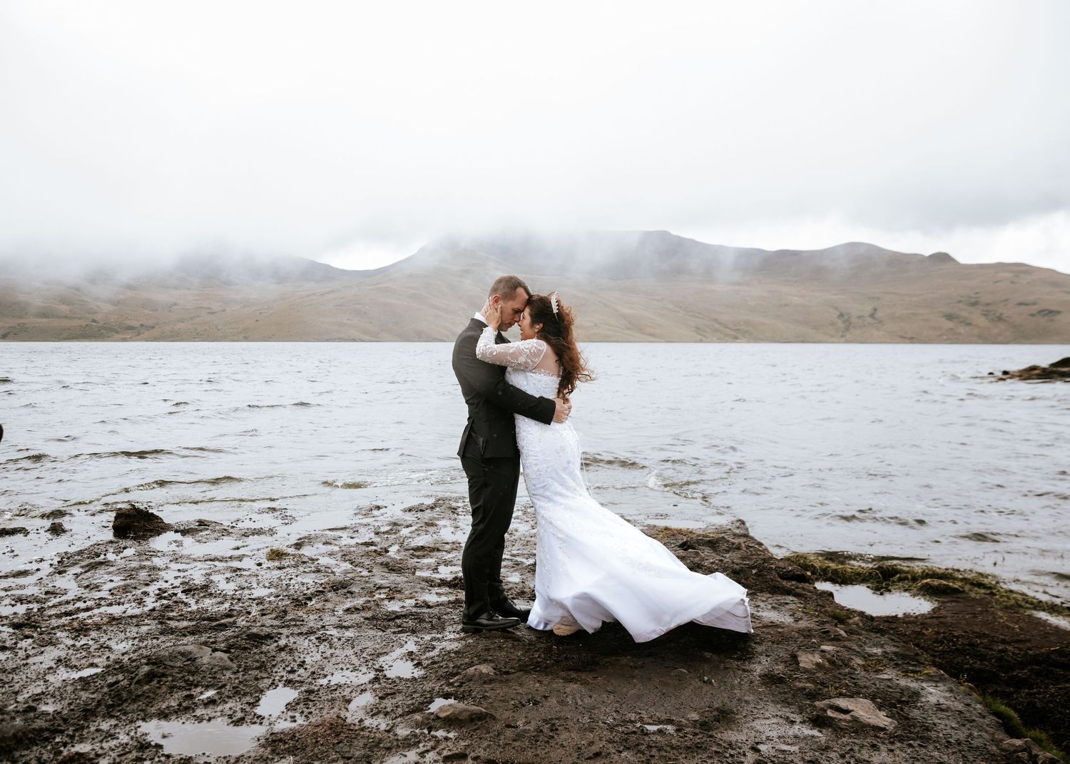 capturando bodas destino en Ecuador con estilo emocional, junto a organizadores de eventos.