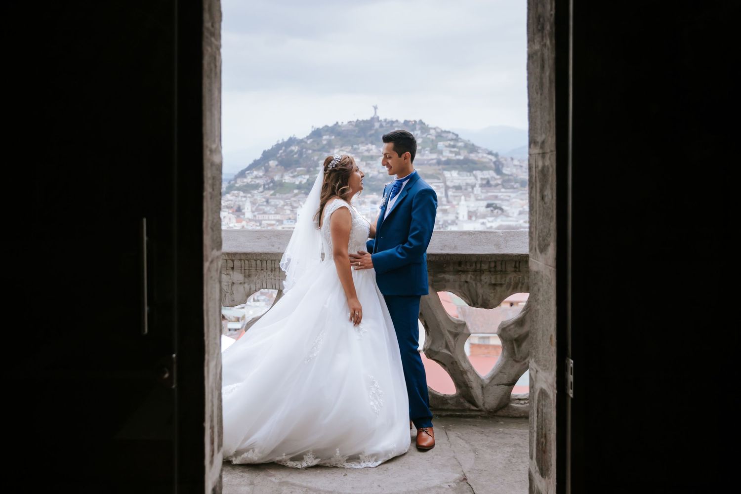 Fotografía de bodas destino en Quito y Ecuador con estilo emocional y documental