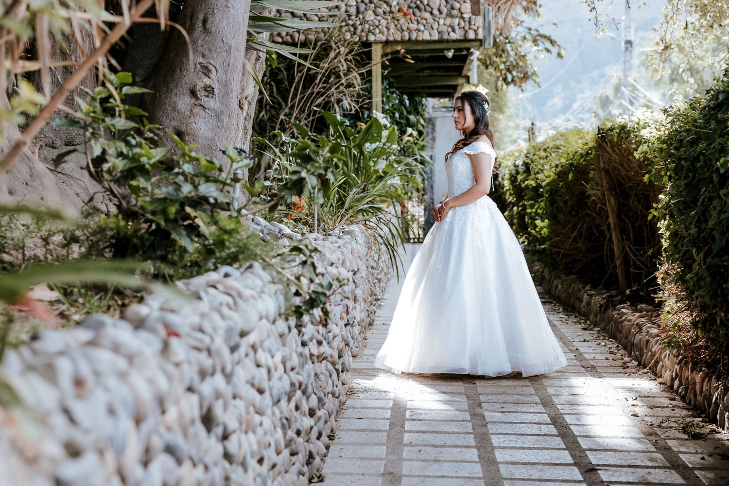 Novios en hacienda de Quito durante su boda organizada por wedding planner profesional