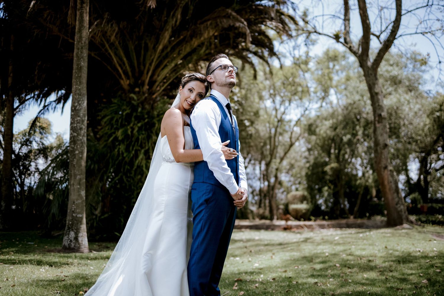 Pareja bailando bajo arreglos florales, boda organizada en Quinta de Quito