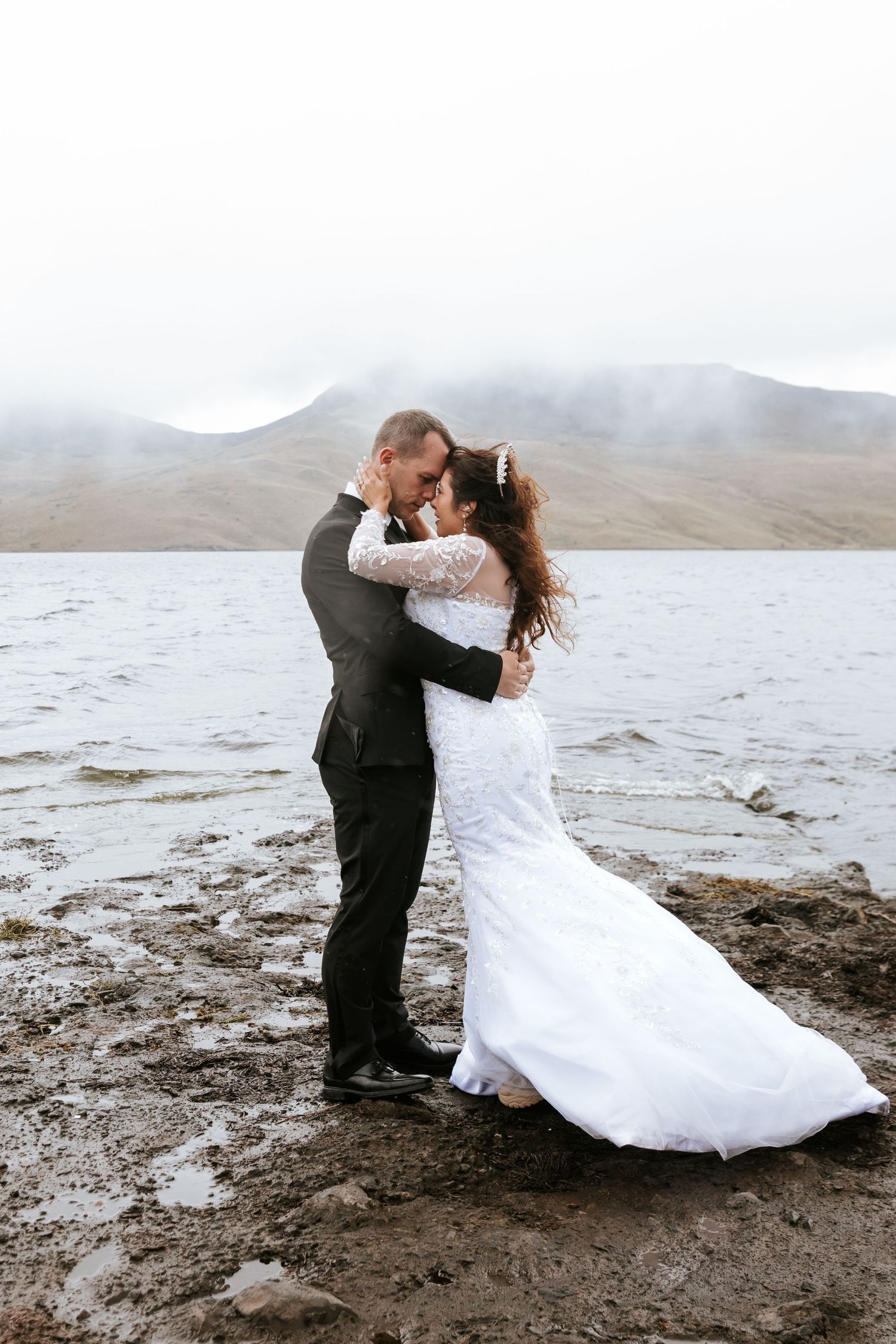 capturando bodas destino en Ecuador con estilo emocional, junto a organizadores de eventos.