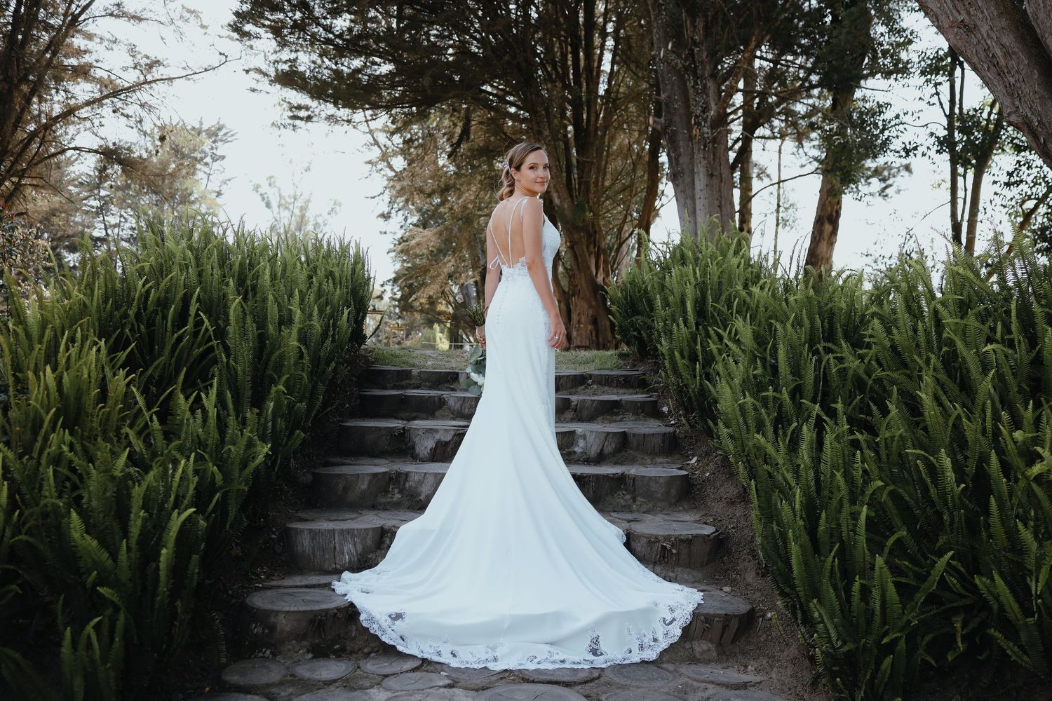 Servicio completo de fotografía para bodas en Quito con alianzas en catering y decoración.