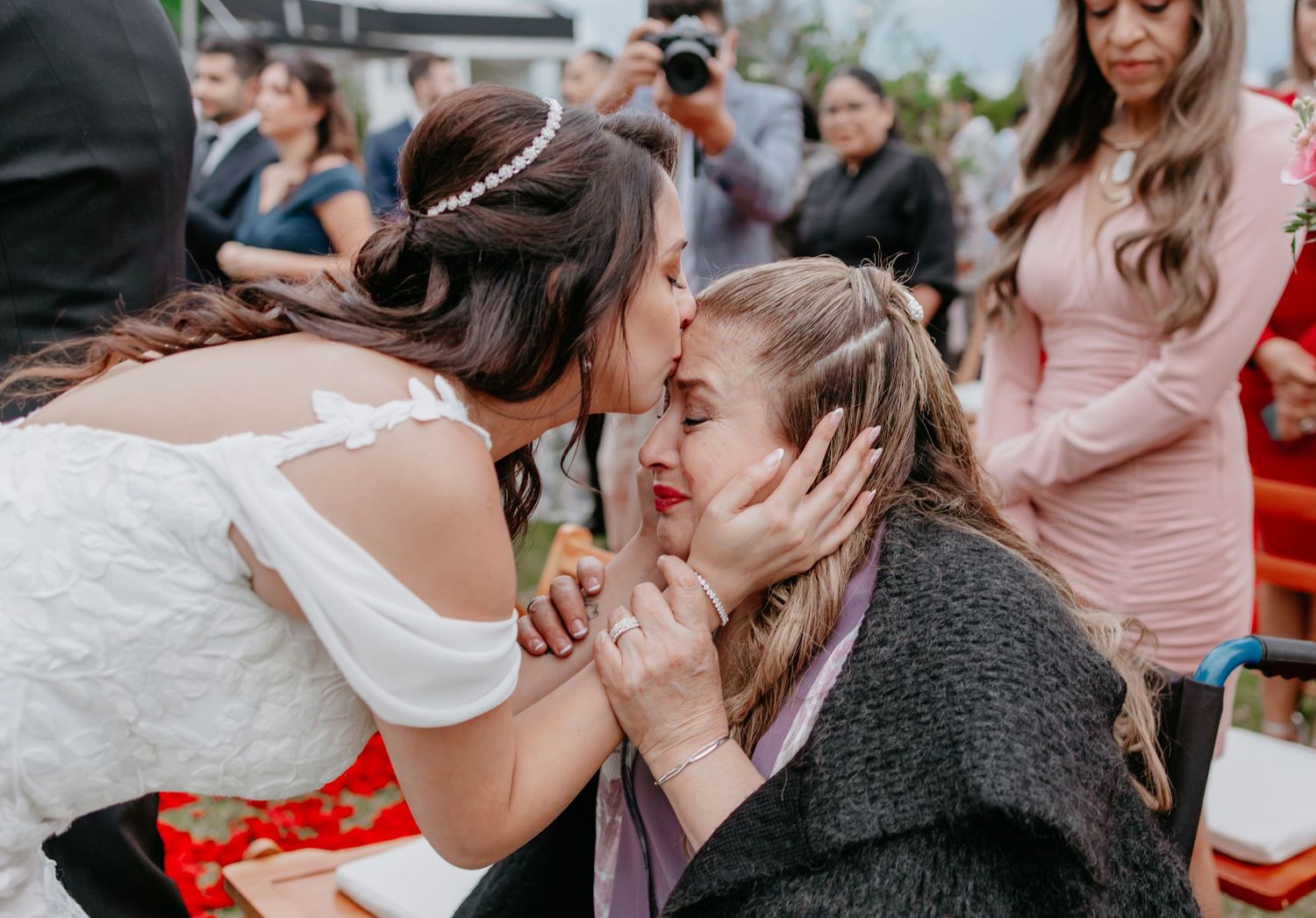 Servicio completo de fotografía para bodas en Quito con alianzas en catering y decoración.