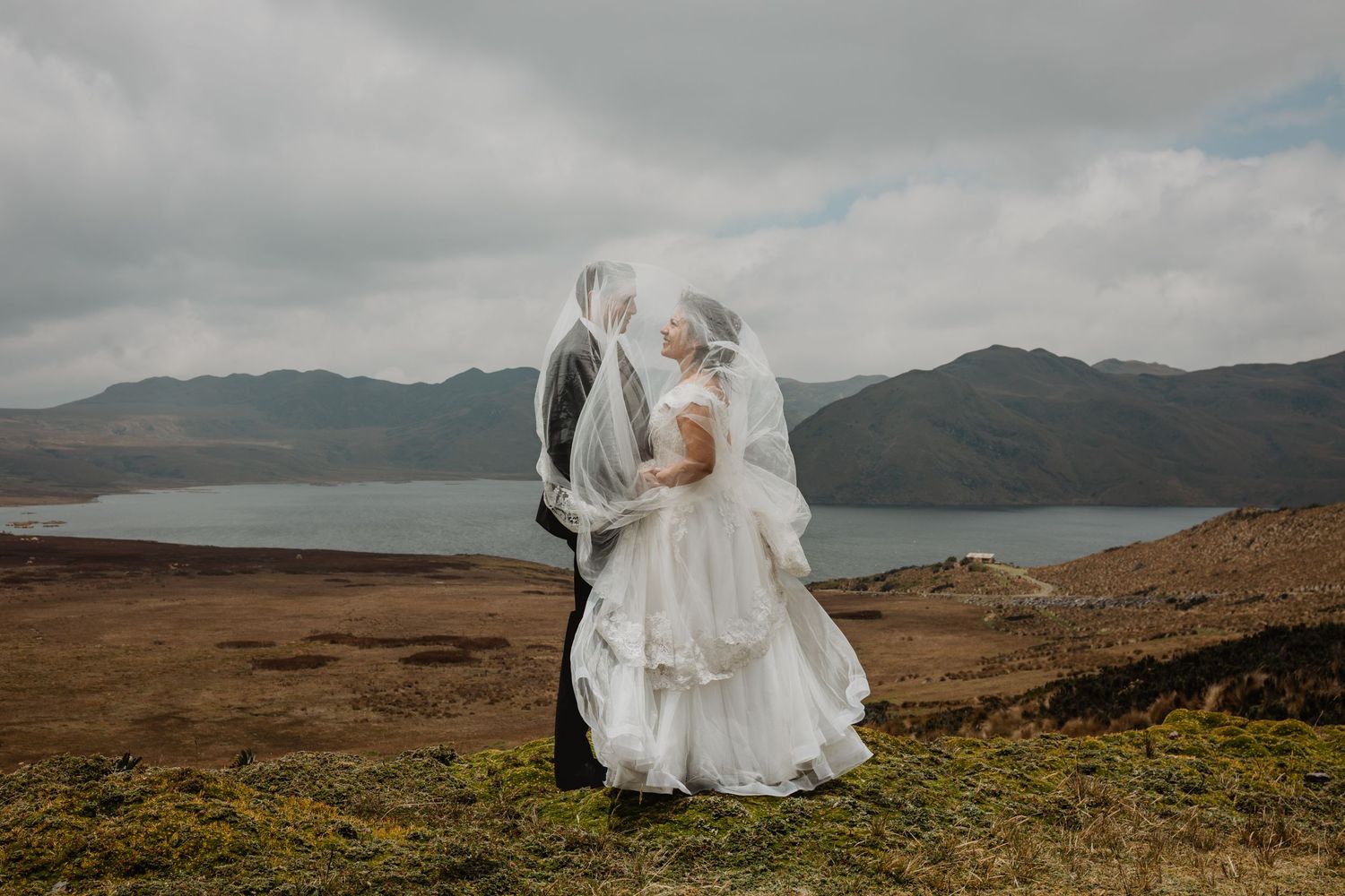 Bodas civiles, pre boda y eventos íntimos en Quito fotografiados con pasión y arte.