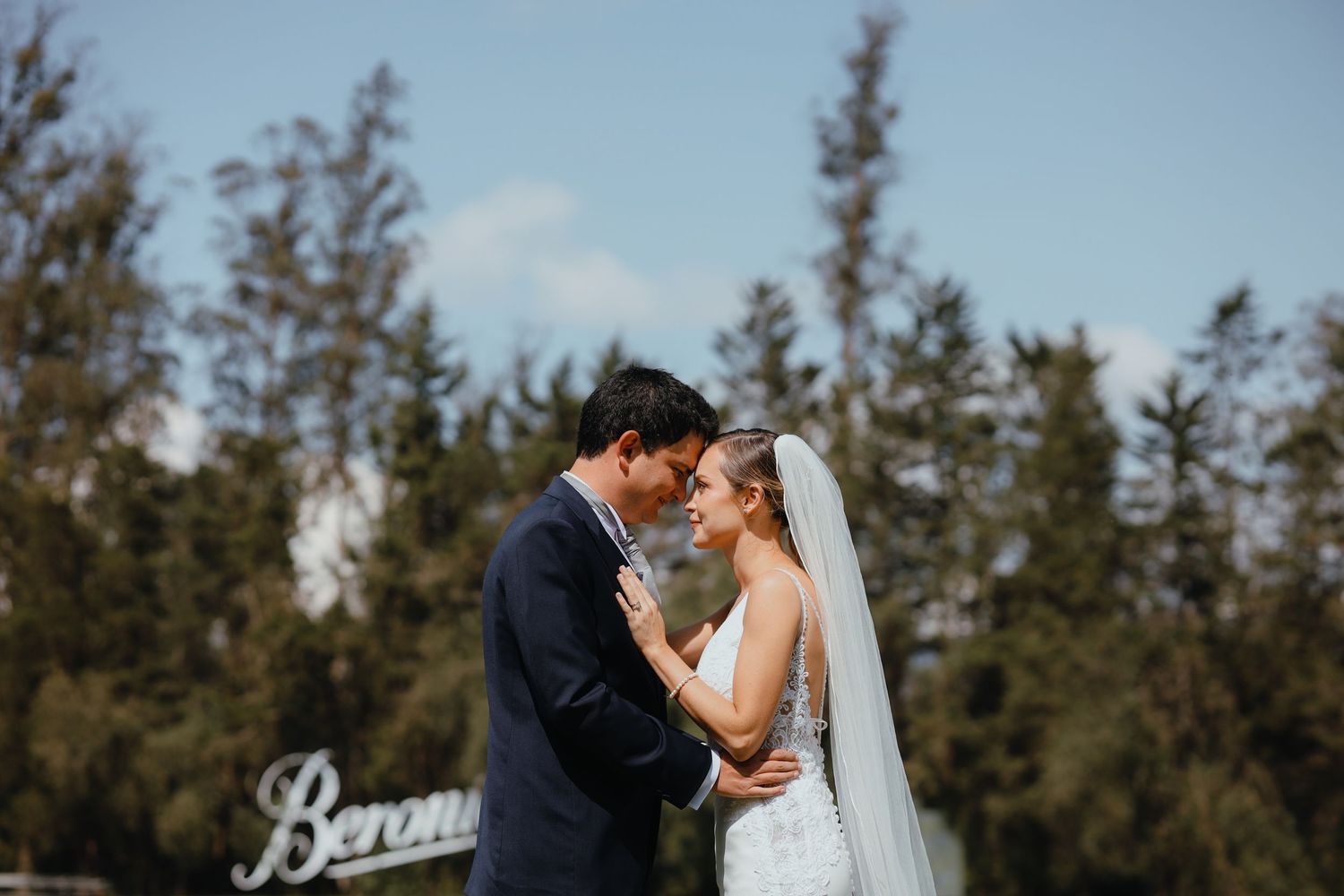 Servicio completo de fotografía para bodas en Quito con alianzas en catering y decoración.