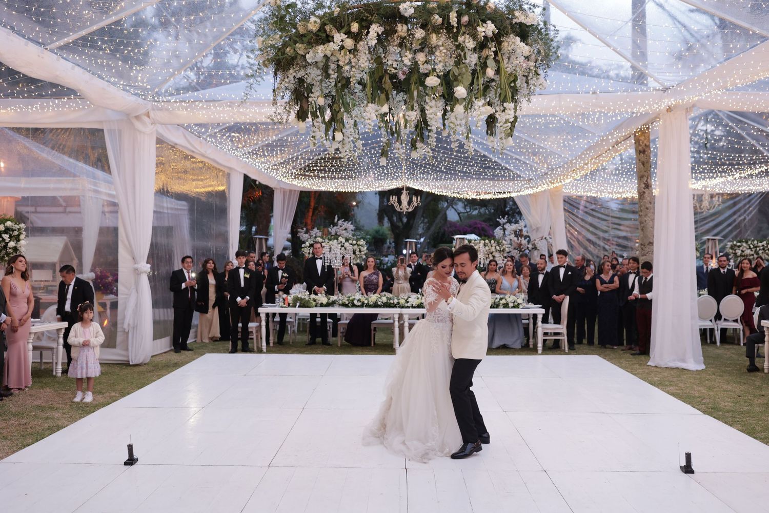 Servicio completo de fotografía para bodas en Quito con alianzas en catering y decoración.