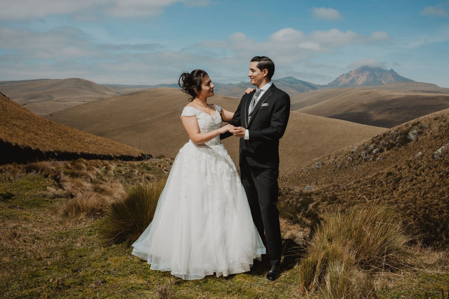 capturando bodas destino en Ecuador con estilo emocional, junto a organizadores de eventos.