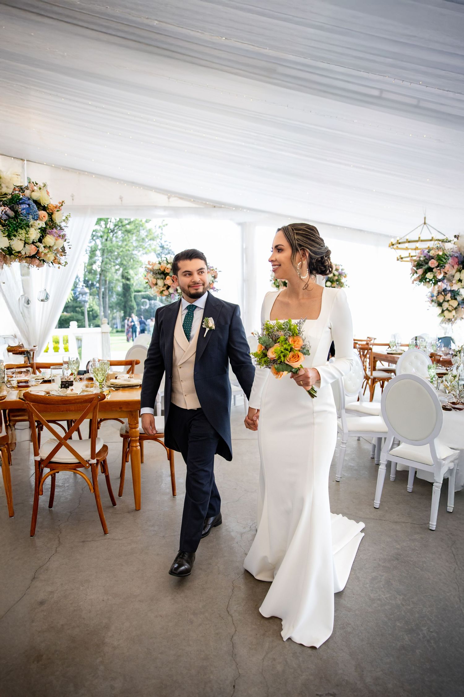Emotivo retrato de novios durante su boda en Quito, Ecuador por fotógrafo profesional