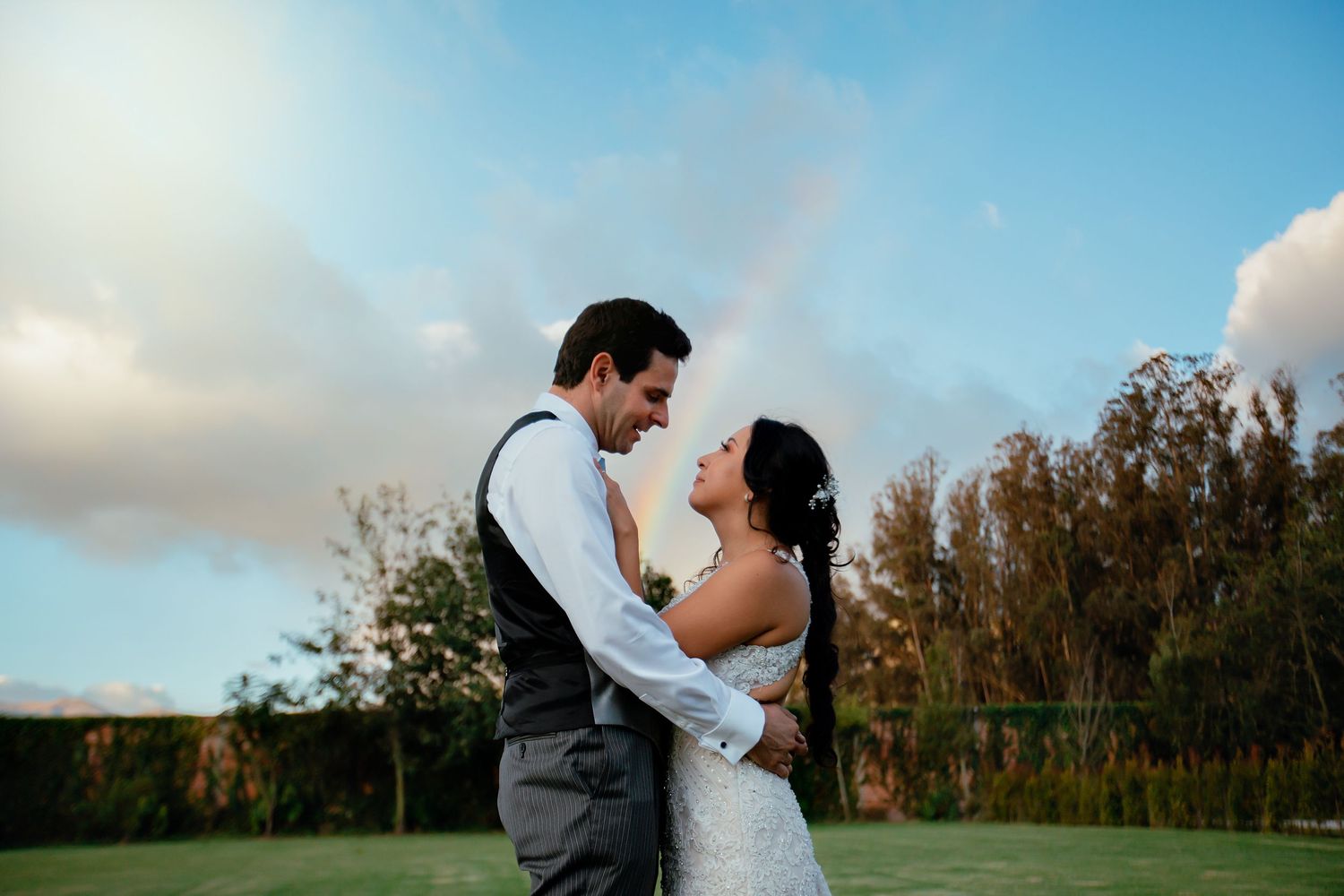 Servicio completo de fotografía para bodas en Quito con alianzas en catering y decoración.