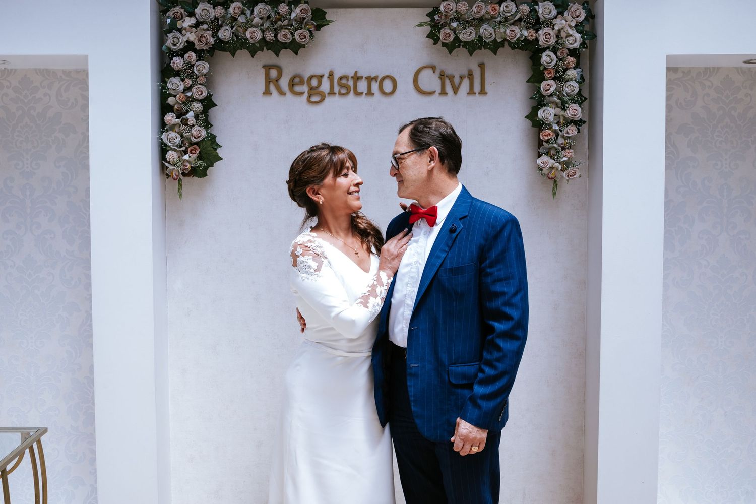Novios en hacienda de Quito durante su boda organizada por wedding planner profesional