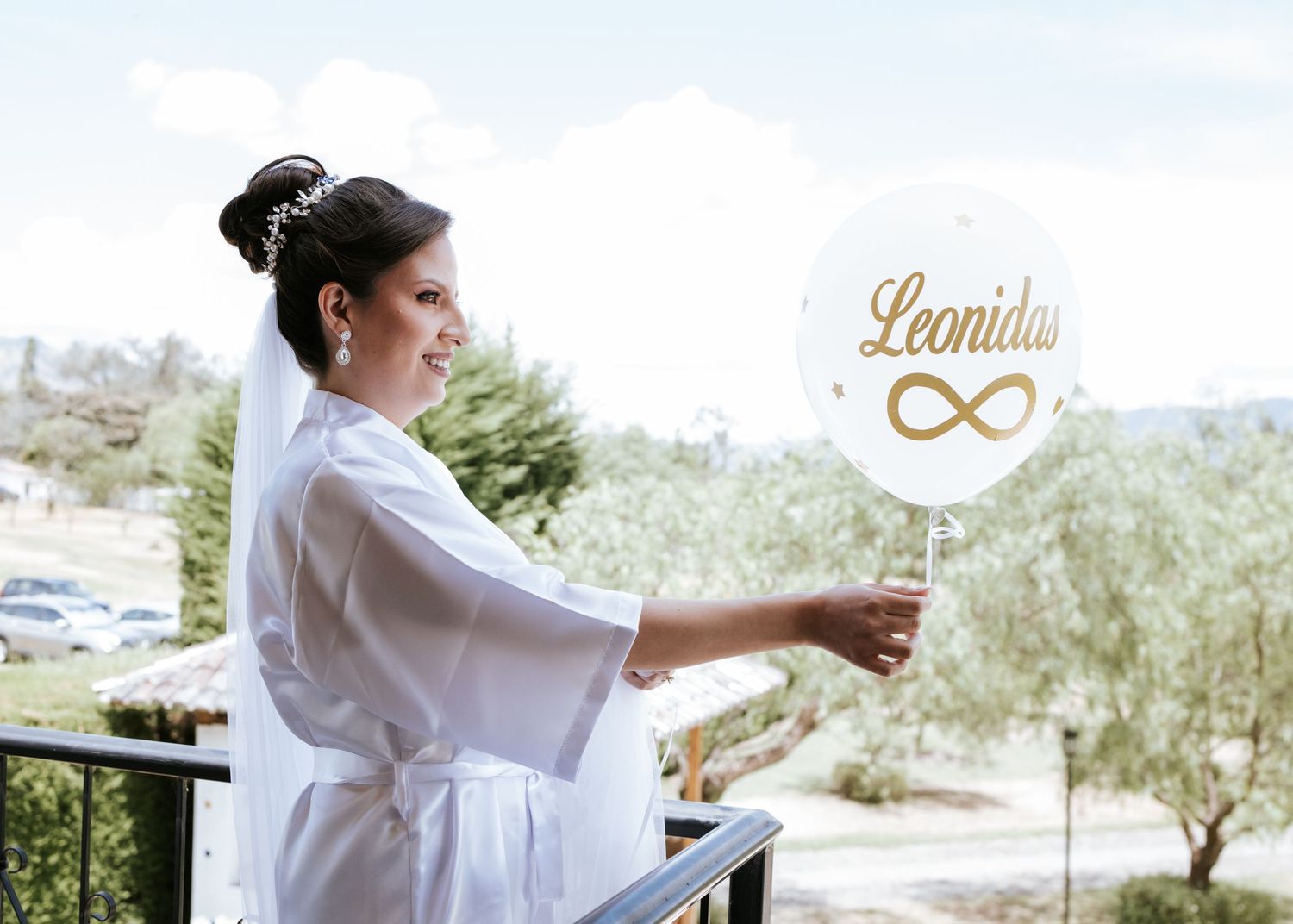 Pareja bailando bajo arreglos florales, boda organizada en Quinta de Quito