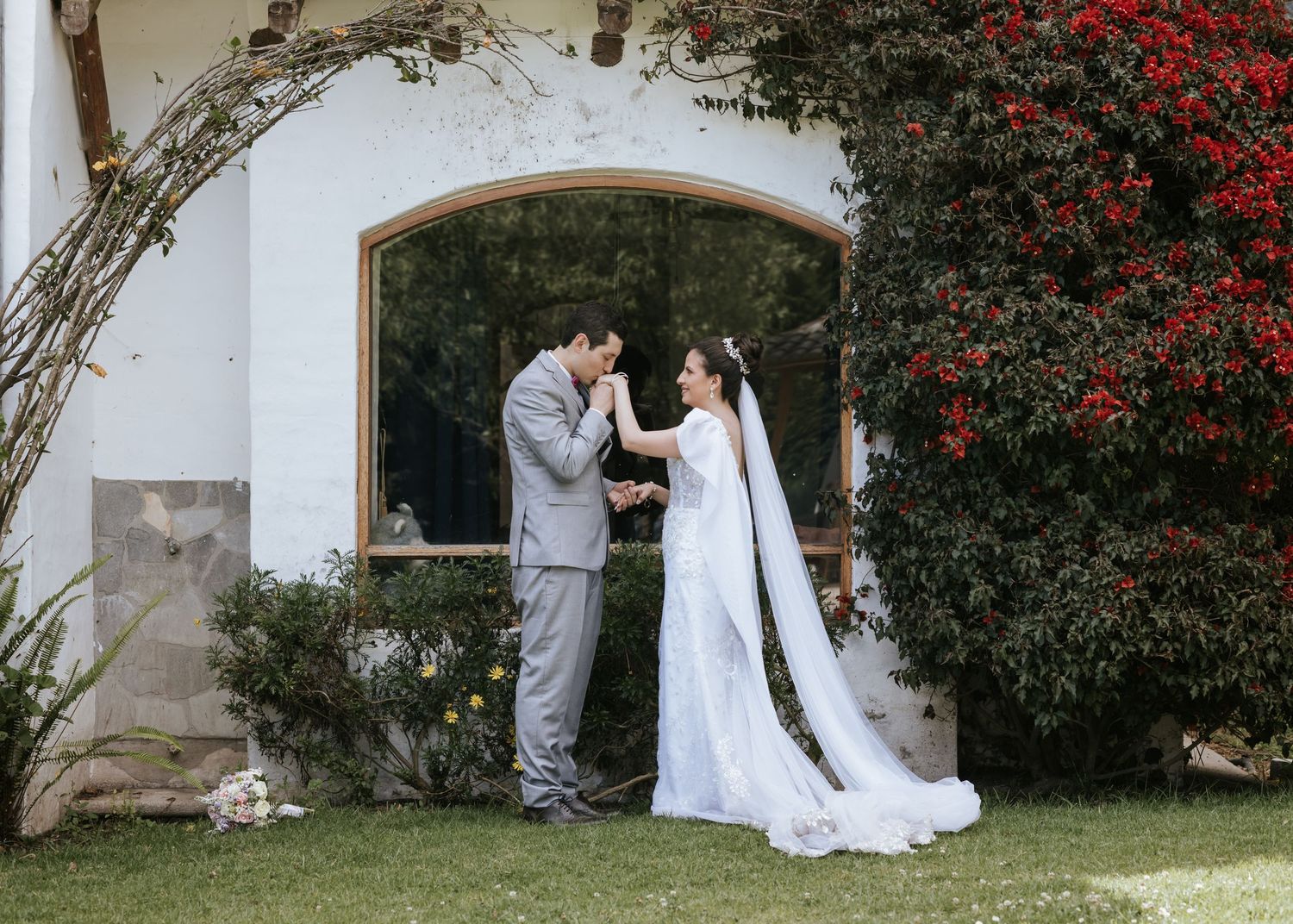 Pareja bailando bajo arreglos florales, boda organizada en Quinta de Quito