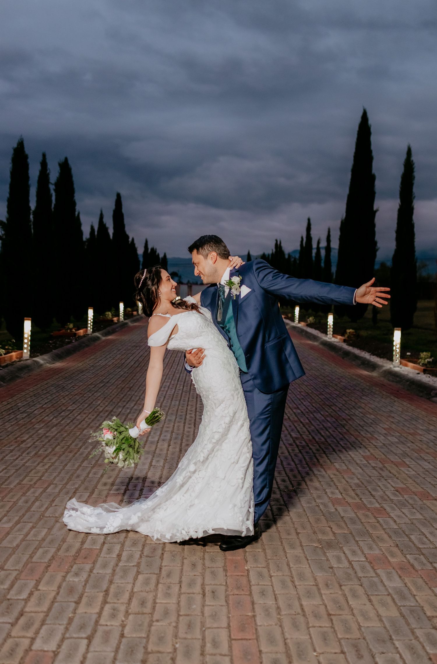 Servicio completo de fotografía para bodas en Quito con alianzas en catering y decoración.