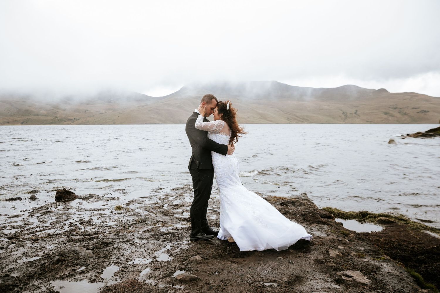 capturando bodas destino en Ecuador con estilo emocional, junto a organizadores de eventos.
