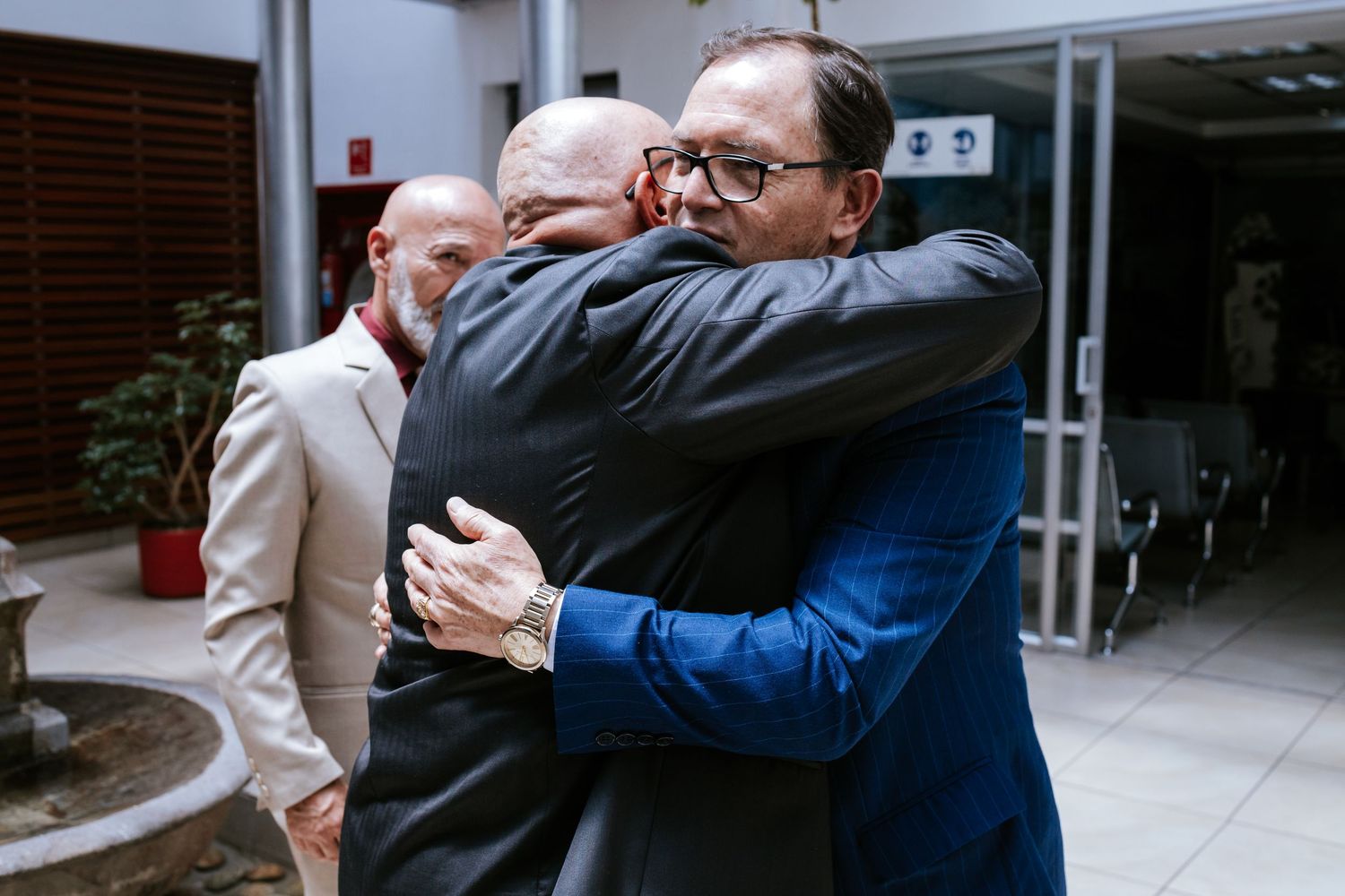 Emotivo beso de boda civil en Quito, fotografía profesional de bodas