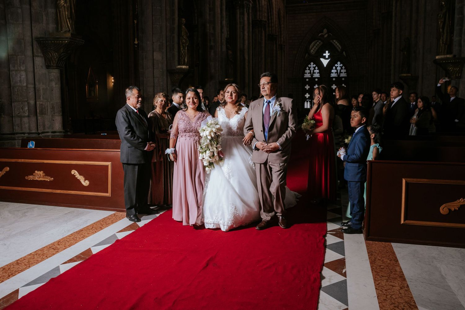 Fotografía de bodas destino en Quito y Ecuador con estilo emocional y documental
