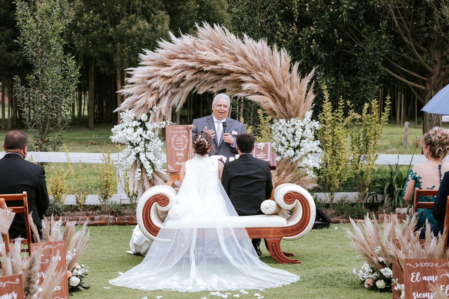 Fotógrafo de bodas en Quito y colaborador de wedding planners para crear eventos únicos.