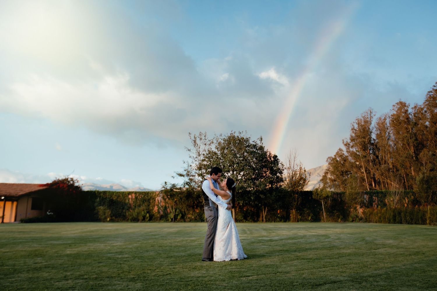 Servicio completo de fotografía para bodas en Quito con alianzas en catering y decoración.