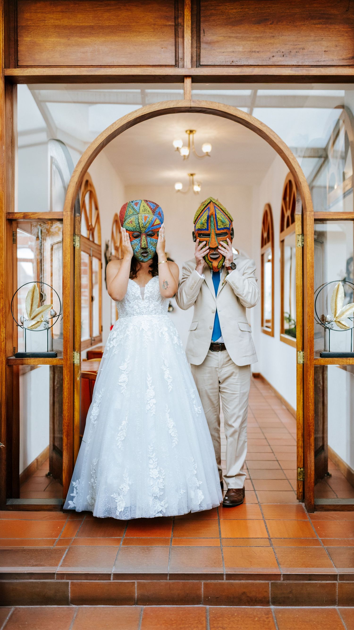 Emotivo retrato de novios durante su boda en Quito, Ecuador por fotógrafo profesional