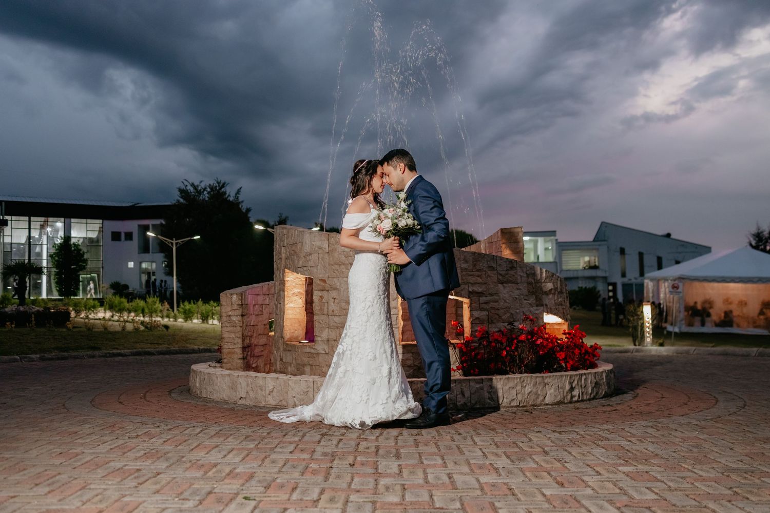 Servicio completo de fotografía para bodas en Quito con alianzas en catering y decoración.