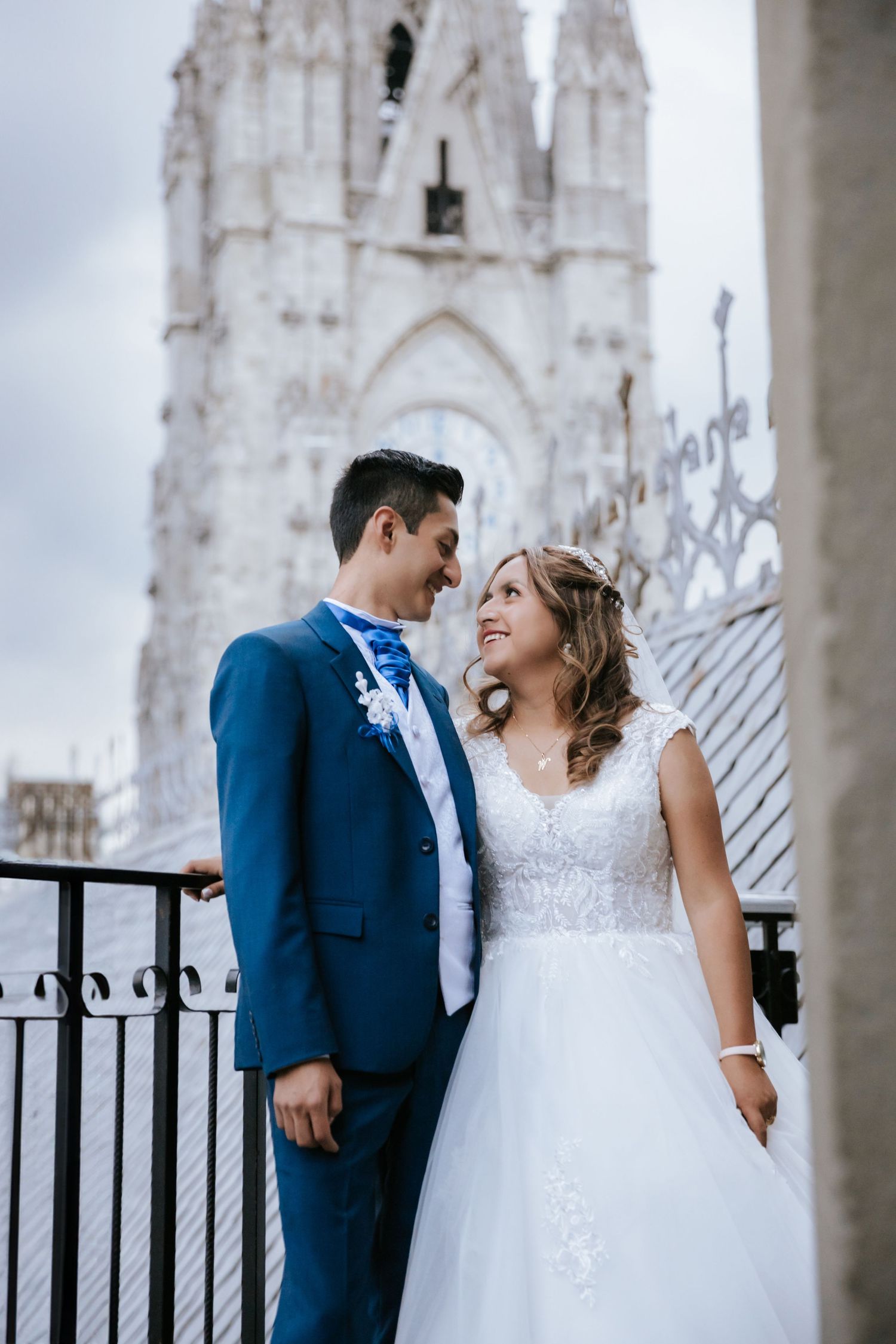 Fotografía de bodas destino en Quito y Ecuador con estilo emocional y documental