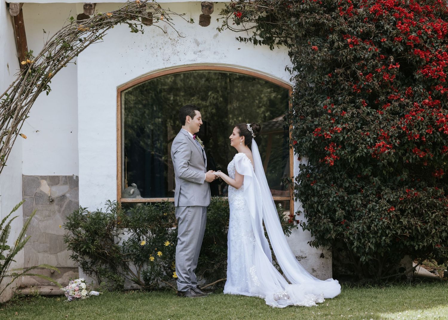 Pareja bailando bajo arreglos florales, boda organizada en Quinta de Quito