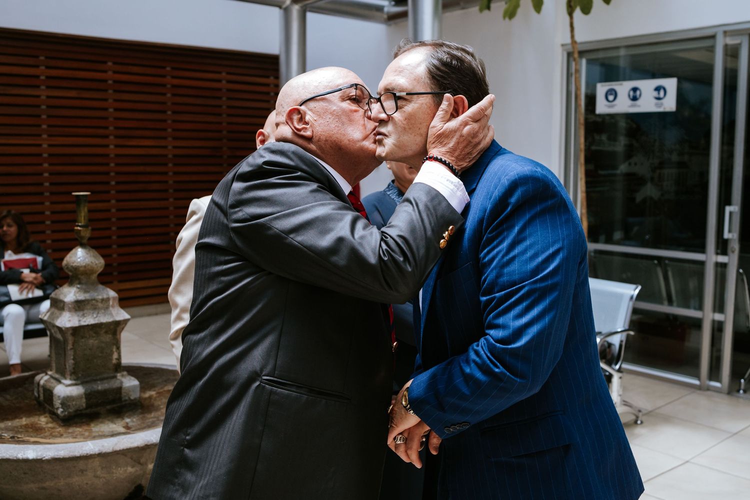 Emotivo beso de boda civil en Quito, fotografía profesional de bodas
