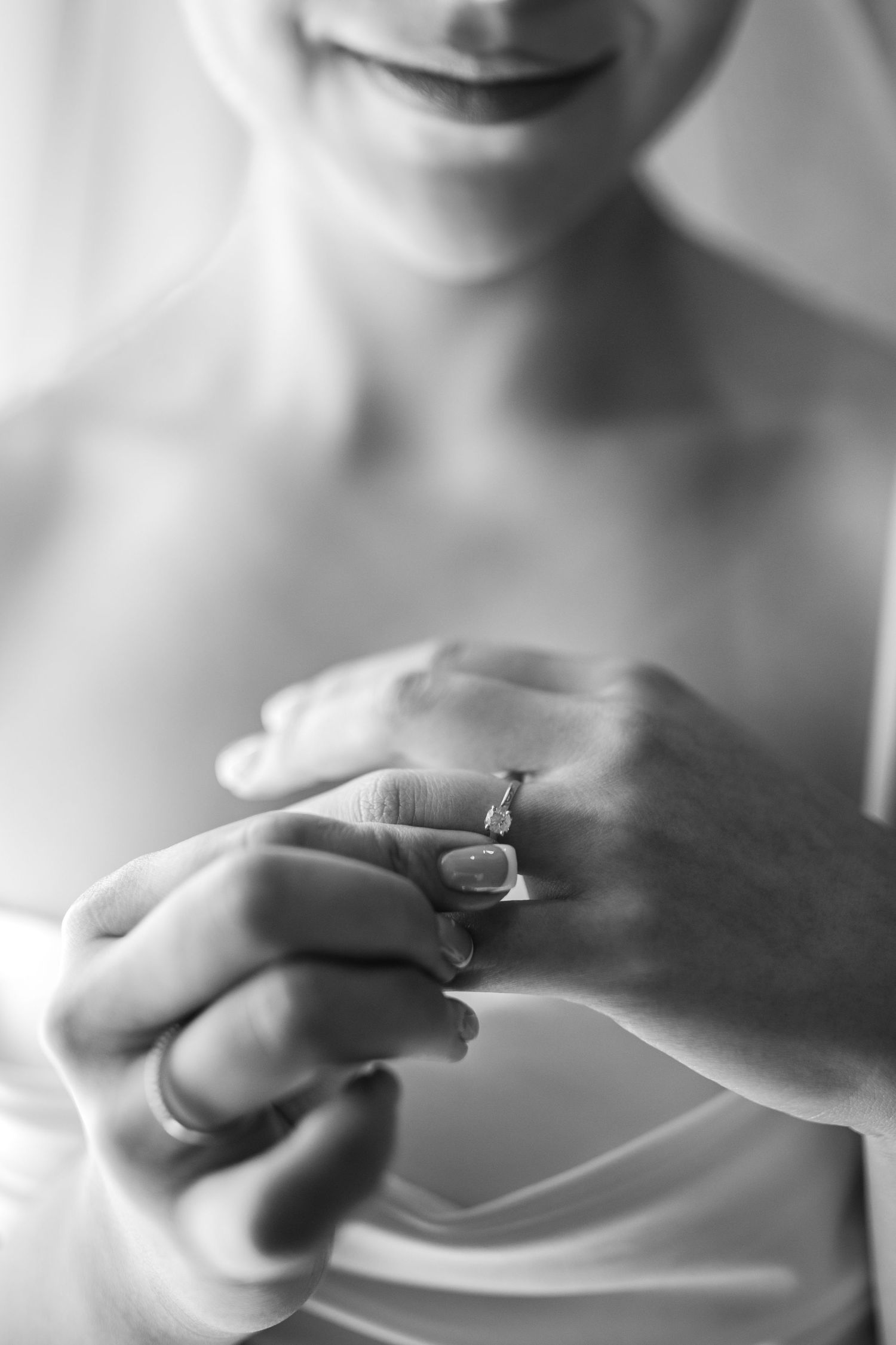 Emotivo retrato de novios durante su boda en Quito, Ecuador por fotógrafo profesional