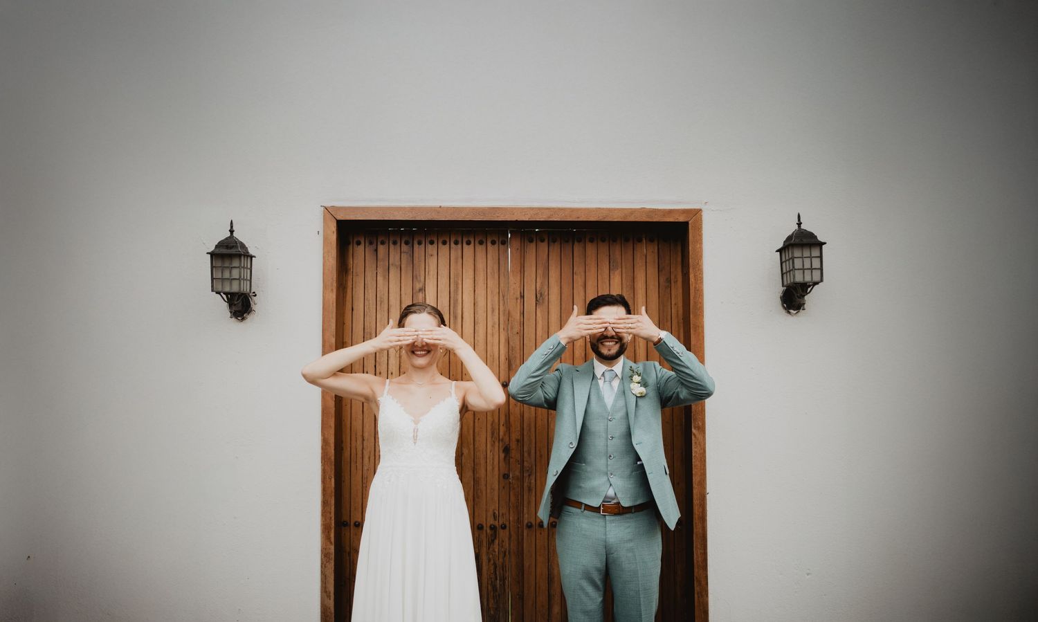 Emotivo retrato de novios durante su boda en Quito, Ecuador por fotógrafo profesional